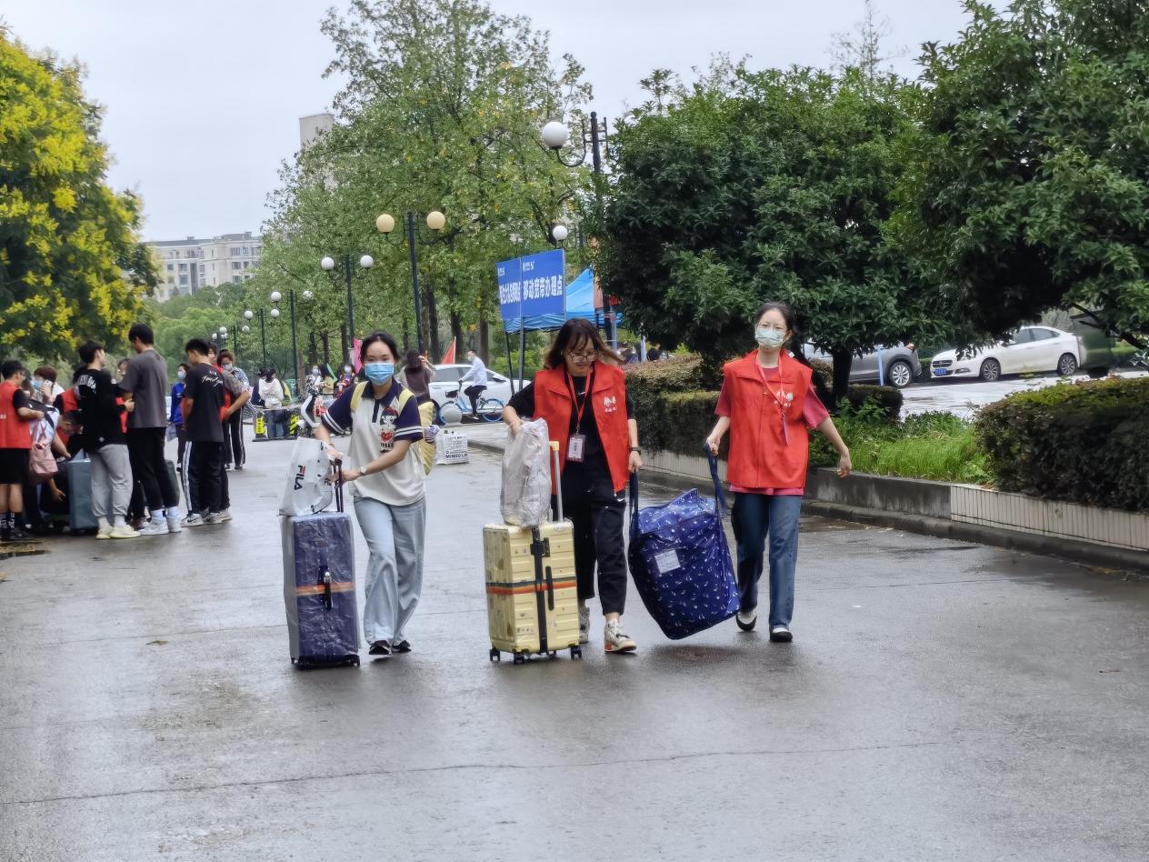 welcome光临必发集团志愿者帮新生搬运行李