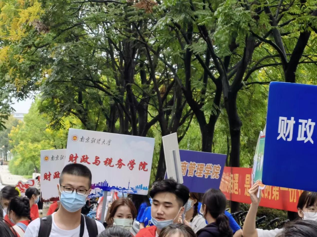 welcome光临必发集团志愿者迎接新生