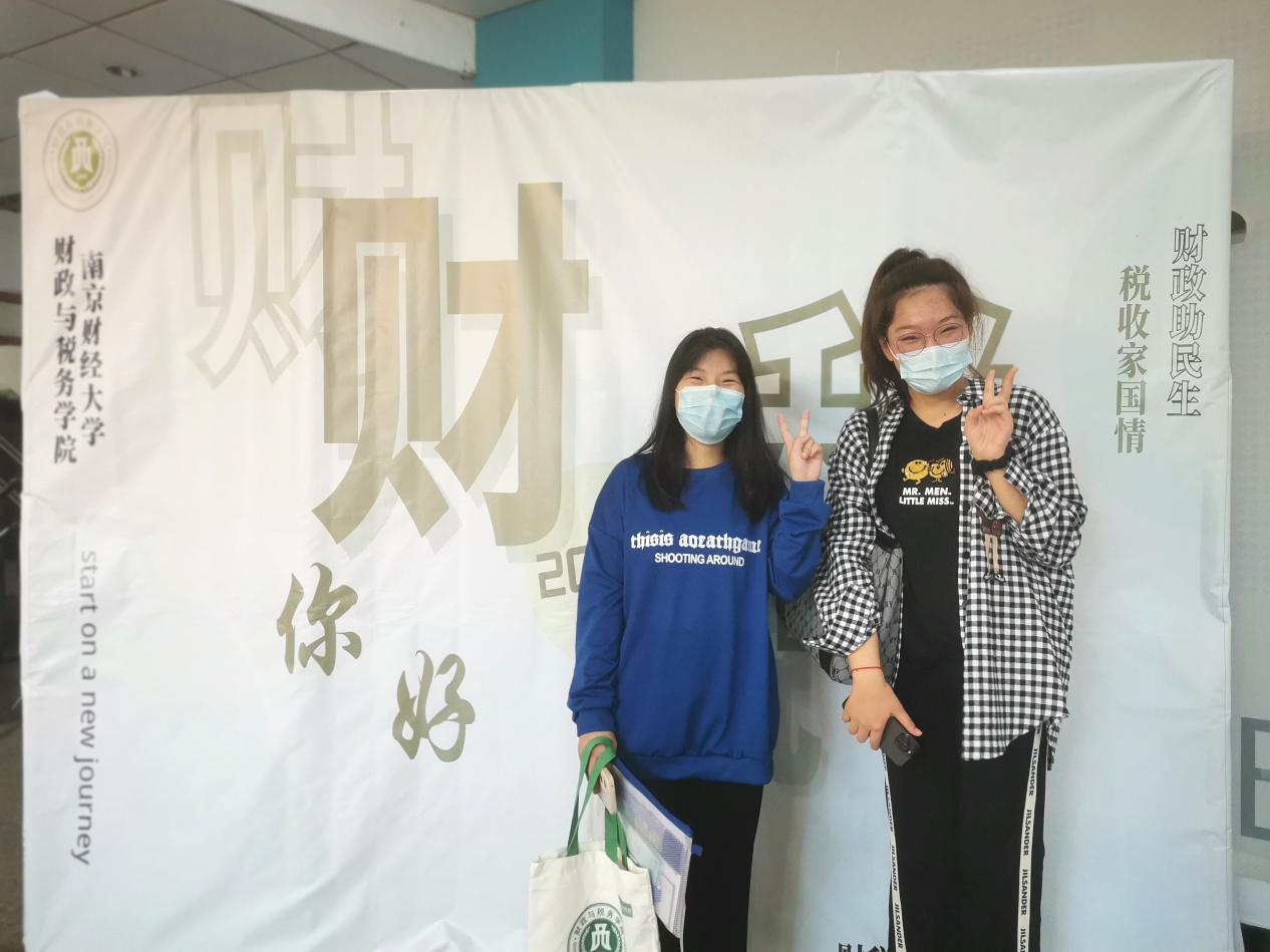 welcome光临必发集团新生拿到礼物后合影